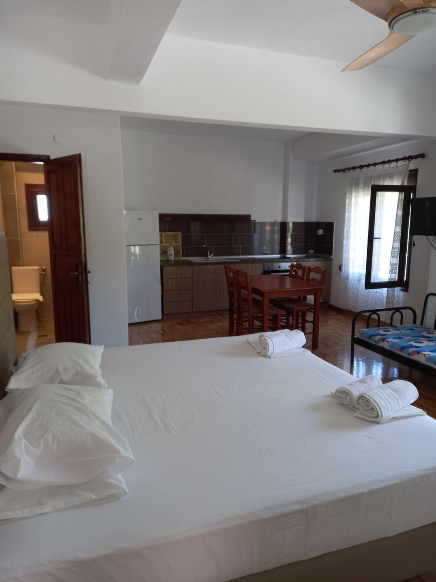 Petradaki Apartments Мола Калива Екстериор снимка