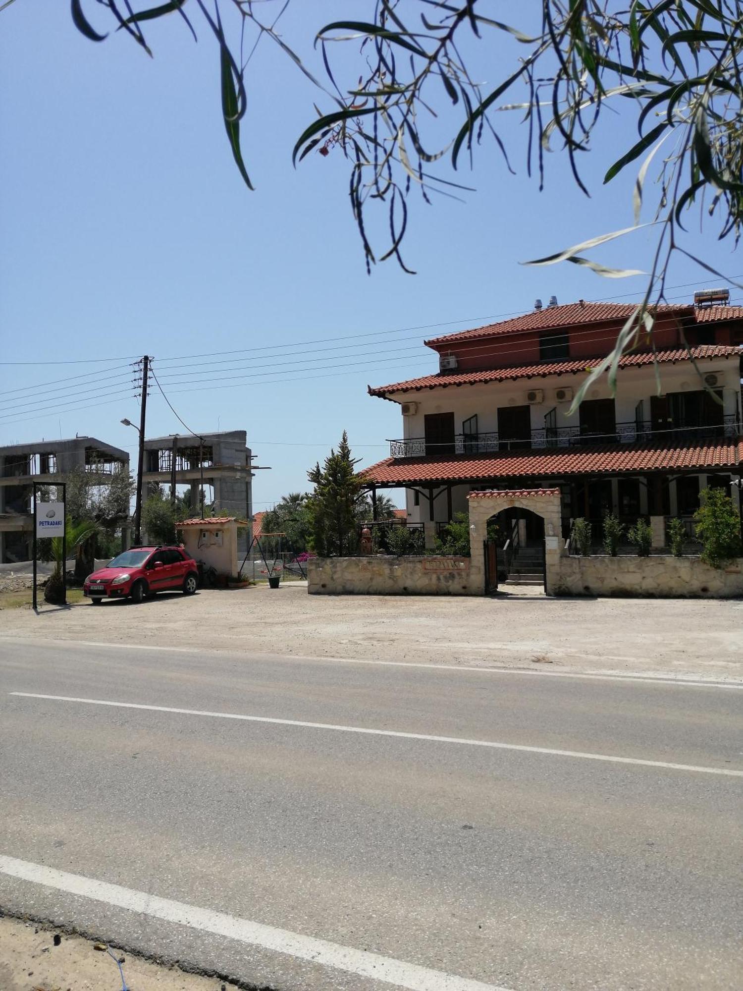 Petradaki Apartments Мола Калива Екстериор снимка